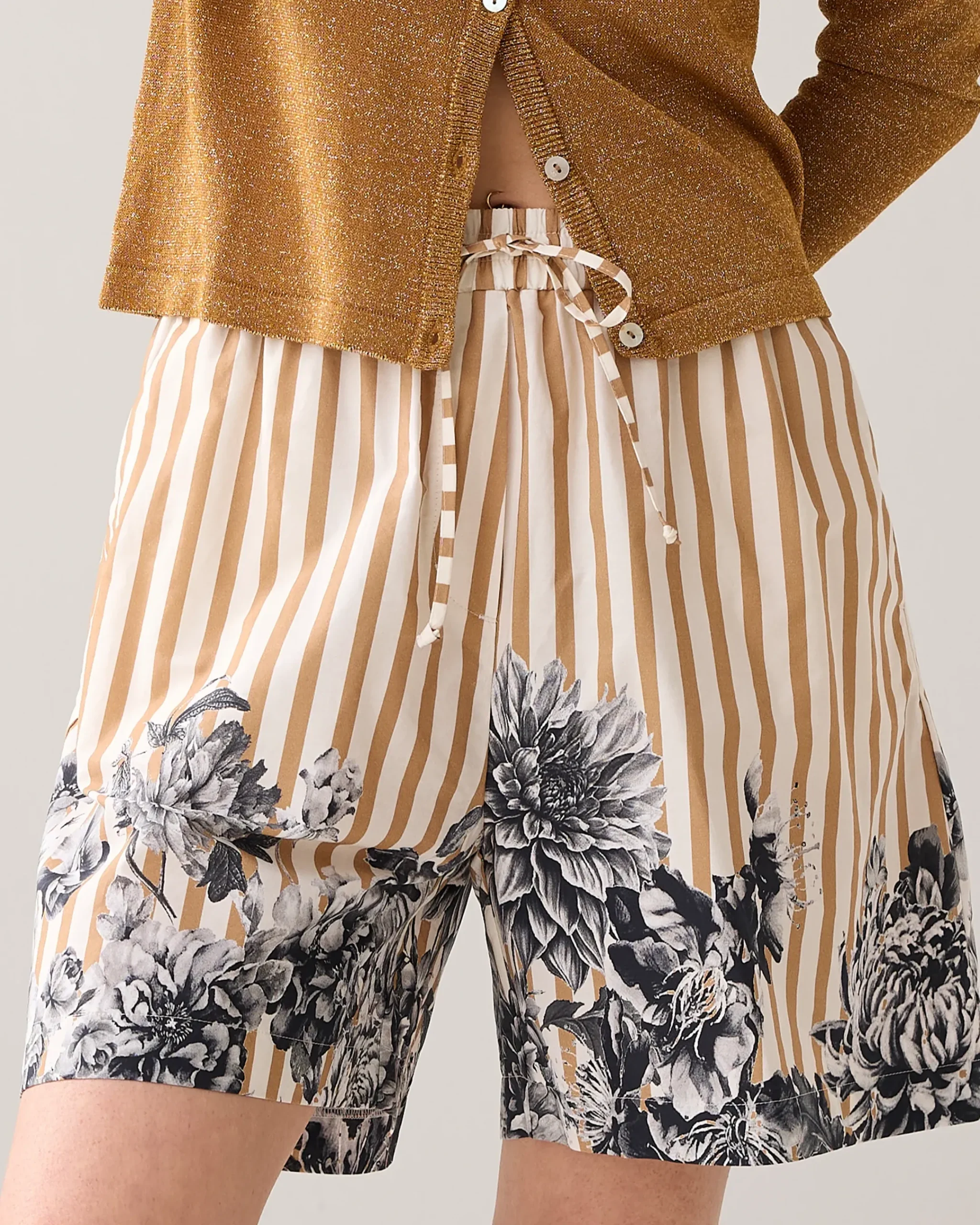 Outlet Baggy shorts with floral details Shorts